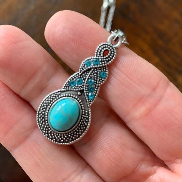 The Mavi Turquoise Blue Pendant Necklace in Silver Tone - Picture 3 of 10
